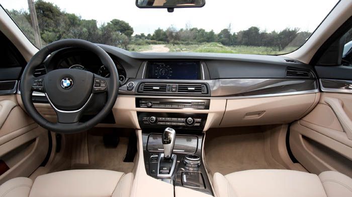 Το εσωτερικό της BMW 520i διακρίνεται για την πολυτέλεια και την υψηλή ποιότητα που προσφέρει, αφού έχουν επιλεγεί κορυφαία σε ποιότητα υλικά, με τη σ